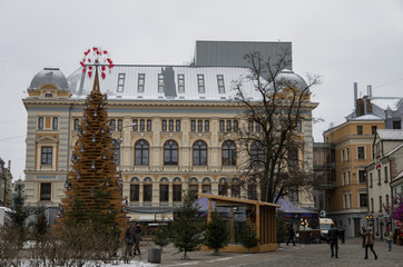 Obraz premium Christmas market with wooden Christmas tree of love at Livu square in Old Riga