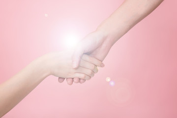 差し伸べる手と繋がれる手