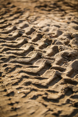 모래위의 타이어 자국