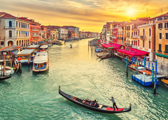 Gondola near Rialto Bridge in Venice, Italy - obrazy, fototapety, plakaty