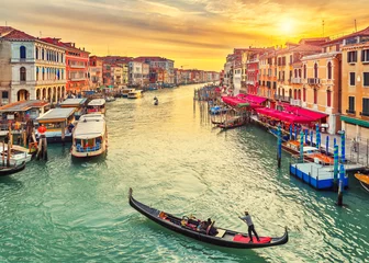 Deurstickers Foto van de dag Gondel bij de Rialtobrug in Venetië, Italië