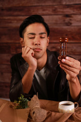 疲れた表情の男性