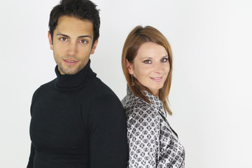 Jeune couple posant dos à dos