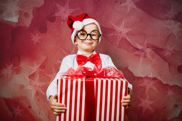 Kind trägt Geschenk zu Weihnachten - obrazy, fototapety, plakaty