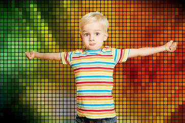 Starkes Kind breitet beide Arme aus