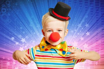 Kind hat Auftritt als Clown im Zirkus - obrazy, fototapety, plakaty