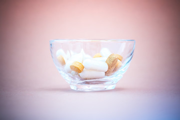 ガラス皿に入った薬