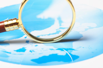 虫メガネと地図