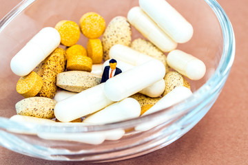 薬に溺れる男性