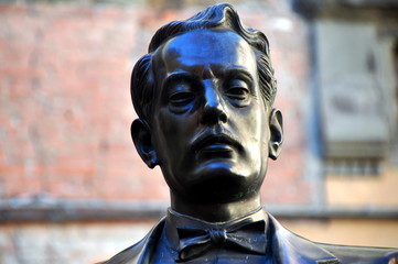 Lucca - Denkmal für den berühmtesten Bürger der Stadt: den Komponisten Giacomo Puccini - obrazy, fototapety, plakaty