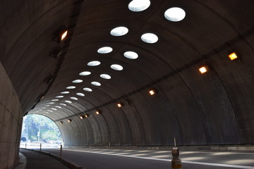 シェルター ／ 山形県庄内地方の海岸道路で、シェルターを撮影した写真です。すぐ横が海なので、風や波除けの役目を果たします。また冬期間は、雪から防護するために設置されたシェルターです。