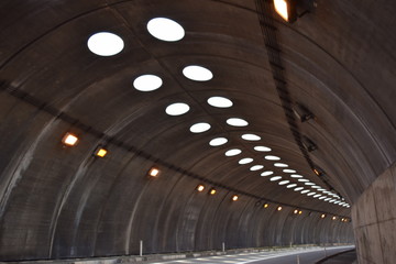 シェルター ／ 山形県庄内地方の海岸道路で、シェルターを撮影した写真です。すぐ横が海なので、風や波除けの役目を果たします。また冬期間は、雪から防護するために設置されたシェルターです。