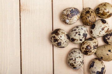 Obraz premium Quail eggs on a wooden table