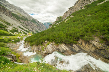 torrente in alta montagna