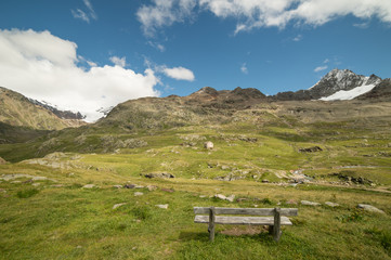 Fototapeta na wymiar panchina in montagna