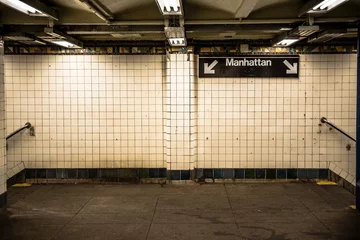 Foto auf Acrylglas einsame New Yorker U-Bahn © jon_chica