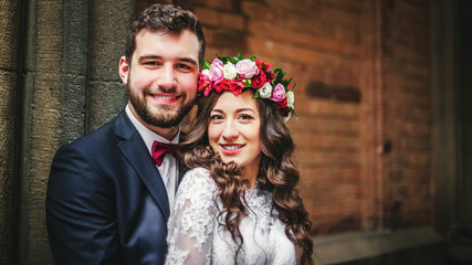 Obraz premium Groom and bride near the columns