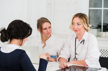 Obraz premium Group Of Doctors Having Meeting In A Hospital office examining x-ray