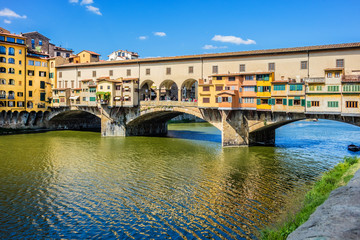 Plakaty  Most Ponte Vecchio (1345) na rzece Arno we Florencji, Włochy.