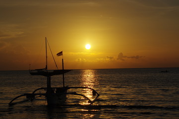 Fototapeta na wymiar coucher de soleil, indonésie, bali