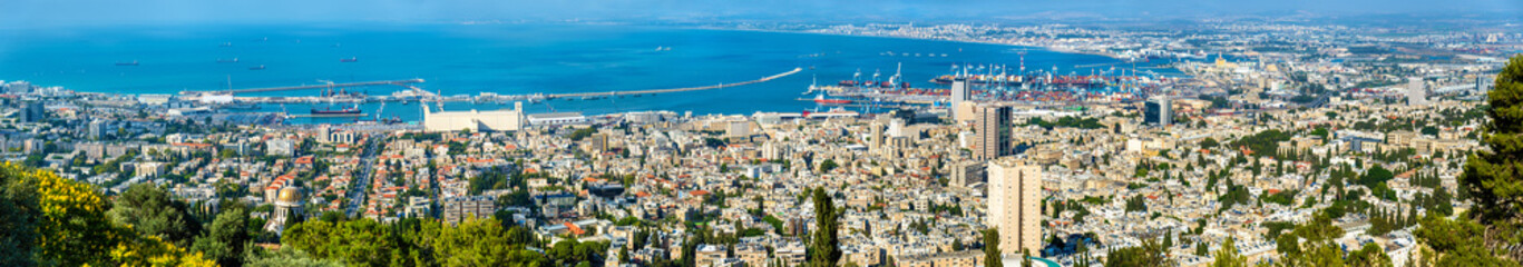 Fototapeta na wymiar Panorama of Haifa from Mount Carmel