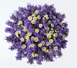 Vue de dessus d& 39 un bouquet de fleurs de lavande et de camomille sur fond blanc. Bouquet d& 39 été coloré de fleurs de lavande violette et de camomille jaune. Photo d& 39 en haut.