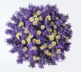 Cercles muraux Lavande Vue de dessus d& 39 un bouquet de fleurs de lavande et de camomille sur fond blanc. Bouquet d& 39 été coloré de fleurs de lavande violette et de camomille jaune. Photo d& 39 en haut.