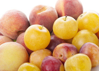 Fototapeta na wymiar plums and peaches