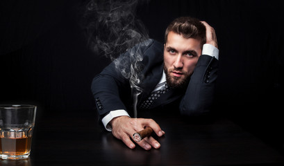 Überarbeiteter Manager mit Zigarre und Whisky   