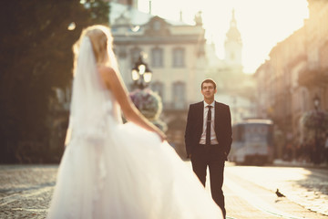 Obraz premium happy man goes to meet his bride