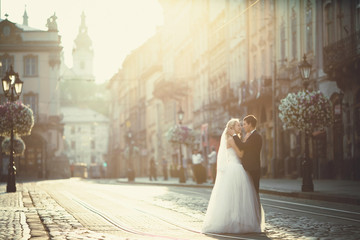 Obraz premium happy man and his wife met in the city center