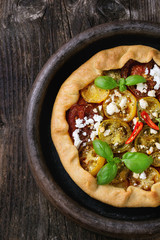 Open pie with party-colored tomatoes