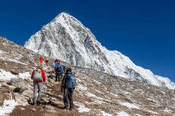 Runde Wanddeko Mount Everest Gruppe von Wanderern, die Kala Patthar - den Aussichtspunkt des Mount Everest - mit dem Pumori-Gipfel im Hintergrund erreichen. Wanderweg hinauf zum Kala Pattar Hügel in der Nähe von Everest Base Camp, Himalaya, Nepal.