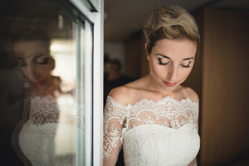 Naklejka premium young bride went to the balcony
