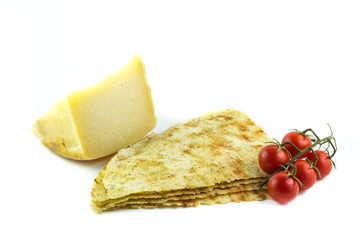 Formaggio pecorino pane carasau e pomodori a grappolo