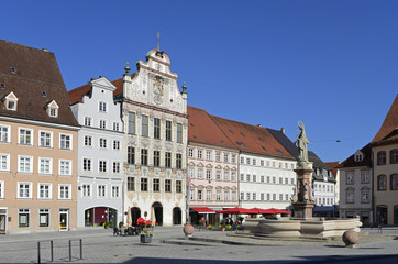 Fototapeta na wymiar Hauptplatz mit Rathaus und Marienbrunnen, Landsberg