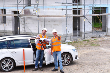 Palnung und Entwicklung: Ingenieure auf der Baustelle - Neubau Einfamilienhaus