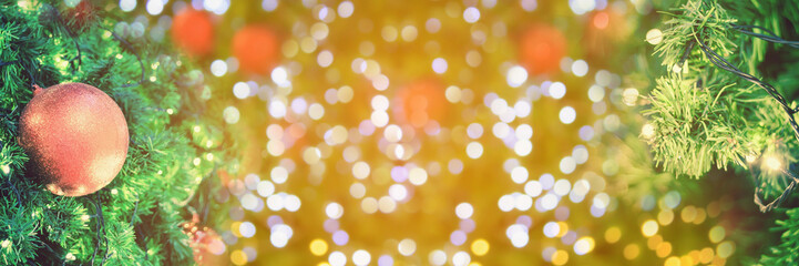 Obraz premium Christmas ornaments on the Christmas tree