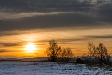 Fototapeta na wymiar Sonnenaufgang über Schneefläche