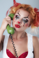 Lüstiger, verlibter Clown am Telefon telefoniert.
