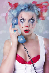 Erstaunter Clown am Telefon telefoniert
