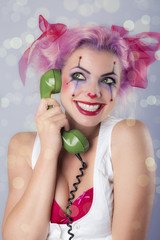 Lächelnder Clown am Telefon telefoniert