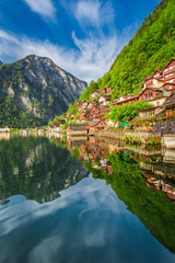 Obraz premium Breathtaking dawn at mountain lake in Hallstatt, Alps, Austria