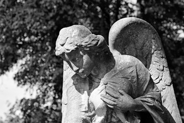 Engelsstatue am Friedhof - schwarzwei&szlig;