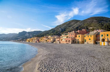 Foto op Plexiglas Liguria Kleurrijke vissershuizen op de lagune van het zandstrand aan de Italiaanse Rivièra in Varigotti, Savona, Ligurië, Italië