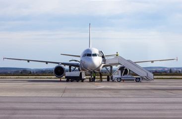 Naklejka premium samolot pasażerski przygotowuje się do lotu
