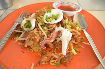 risp fried mussel pancakes. Shell, shrimp and squid fried with vegetables (Hoi Tod Seafood)