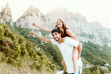 Naklejka premium Beautiful young couple enjoying nature on mountain.