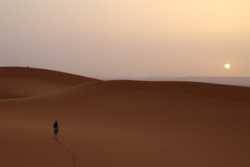 Fototapeta na wymiar Nascer do Sol no Deserto