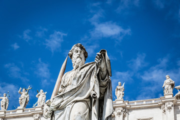 Obraz premium Statue vor blauem Himmel vor dem Petersdom